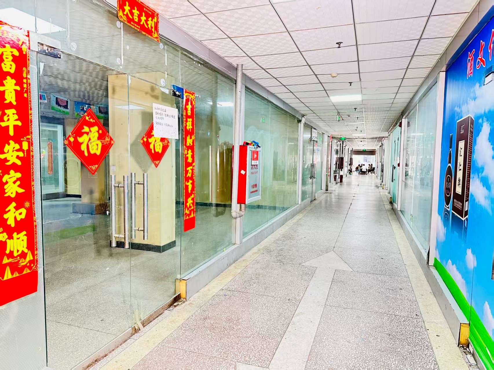 永泰街辅路园区位于洛阳市老城区春都路商贸核心区域，周边商业氛围成熟，交通便利，配套完善。依托传统副食品商贸资源，园区具备良好的经营基础和人气优势，是企业办公、商品展示、批发零售及创业发展的理想选择。