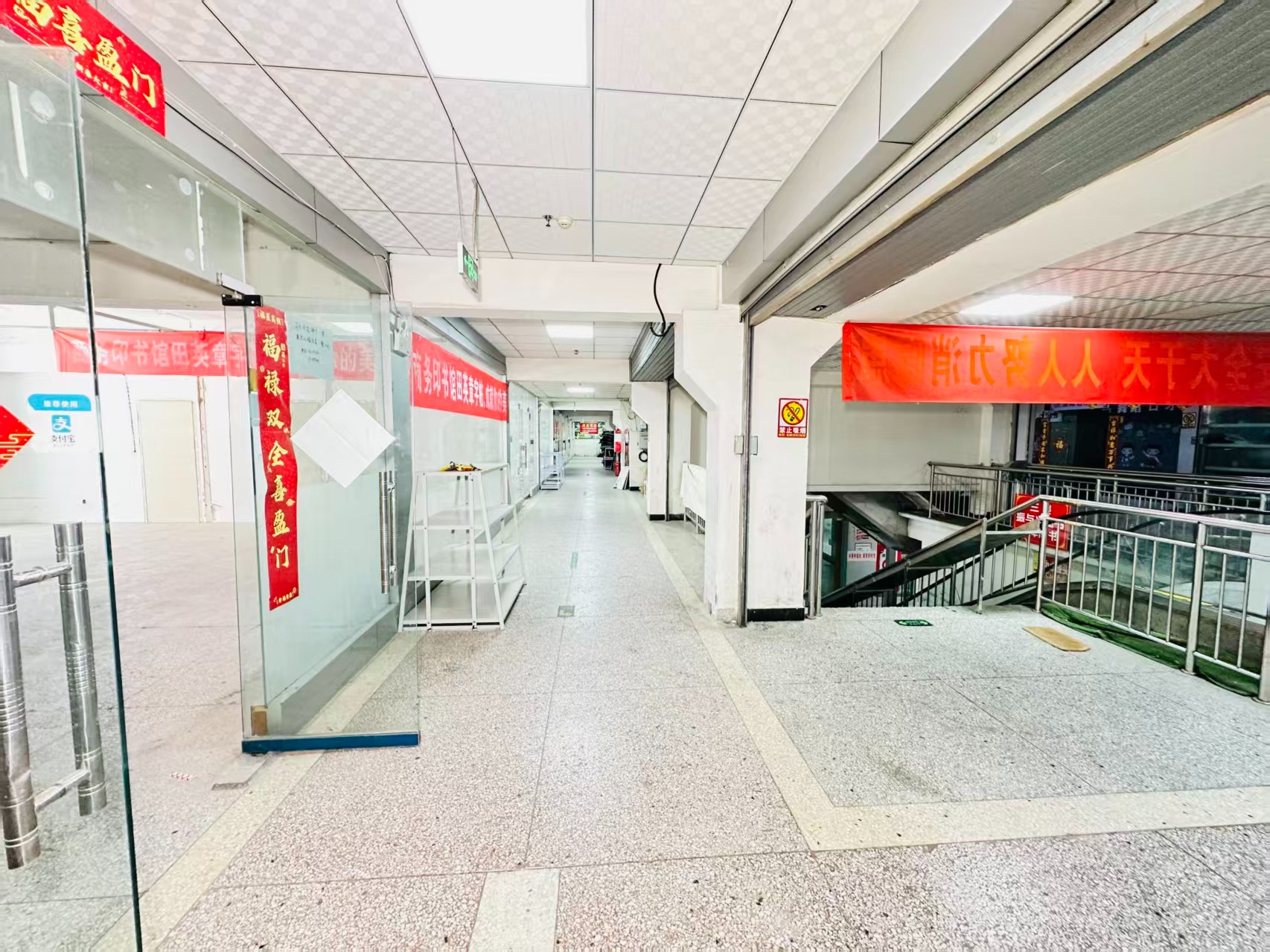 永泰街辅路引入人工智能技术应用场景，推动AI与商业、零售、电商、企业服务等领域融合发展。