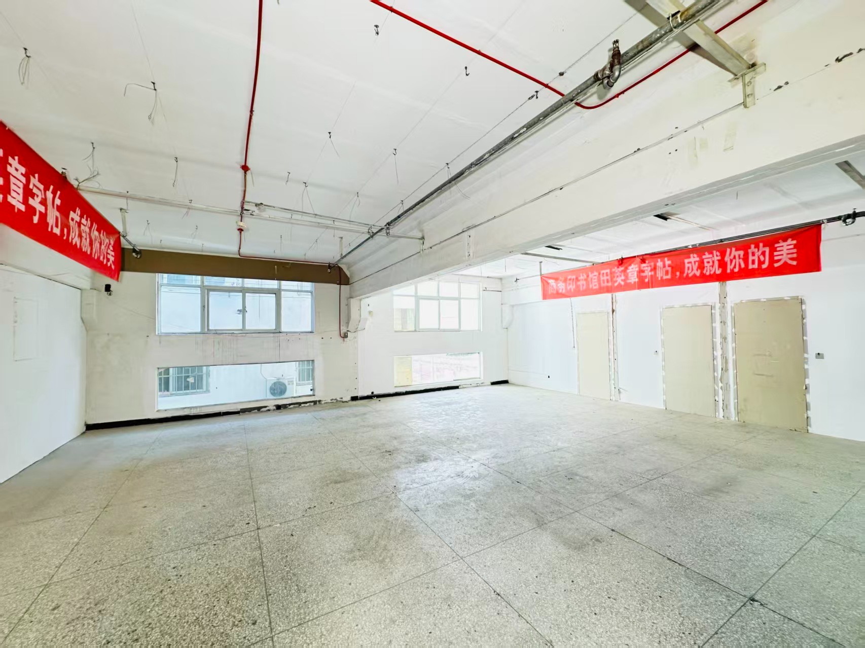 永泰街辅路重点吸引人工智能应用、数字经济、电商直播、智能制造服务、软件开发、科技创新企业及创业团队入驻